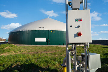 Bioenergie - Neuer Gärbehälter einer Biogasanlage mit neuster Elektronikvorrichtung.