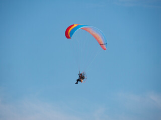 Obraz na płótnie Canvas Powered Paraglider over Bexhill.