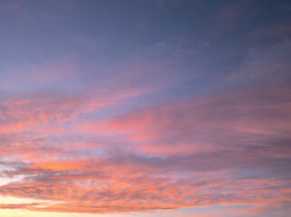 Color de fuego. Atardecer con nubes de intenso color fuego