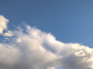 Obraz premium Giant yellowish cloud circulating across the sky