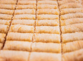 Słodkie i soczyste tureckie baklawy, starannie ułożone i kuszące swoim wyjątkowym smakiem.