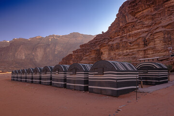 Wadi Rum w Jordanii. Namioty na pustyni przy formacjach skalnych. - obrazy, fototapety, plakaty