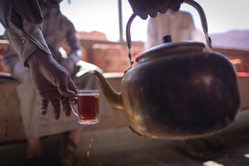 Wadi Rum w Jordanii. Zalewanie herbaty z czajnika zdjętego z ogniska. 