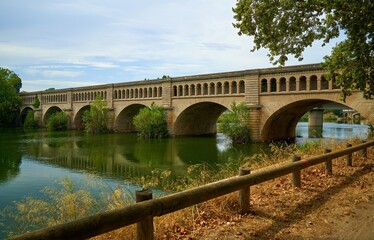 Blick auf das Orb-Aquädukt, eine Brücke, die den Canal du Midi über den Fluss Orb bei der Stadt Béziers im Languedoc-Roussillon, Süd-Frankreich, führt.