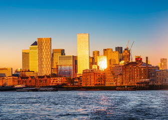 Fototapeta na wymiar view of Canary Wharf during sunset , financial hub in London at sunset