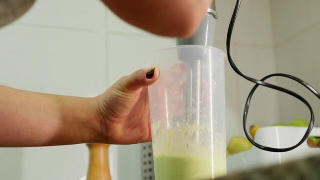 Prepara un aut&eacute;ntico risotto italiano con estos videos de stock. Aprende t&eacute;cnicas clave, explora variaciones como mariscos y verduras, y crea risottos cremosos y deliciosos.