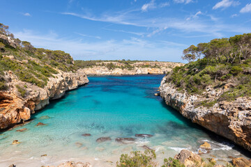 Majorca beach: Vista frontal de "Es Caló des Moro", pequeña cala de agua cristalina y turquesa, cerca de la localidad de Santanyí. Concepto de relax, verano y naturaleza.
