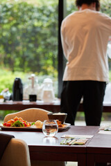 ホテルのレストランで食事をする男性の後姿