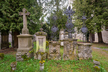 Katholische Kirche St. Peter in der niederbayerischen Stadt Straubing mit Friedhof