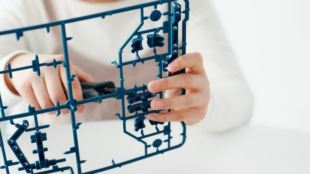 プラモデルを作る女の子