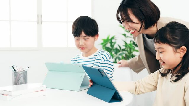 タブレットで勉強する子供たちと教える女性