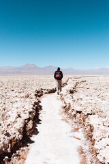 San Pedro de Atacama es una ciudad ubicada en una alta meseta árida en la Cordillera de los Andes del noreste chileno. Su espectacular paisaje circundante incluye desierto, salares, volcanes, géiseres