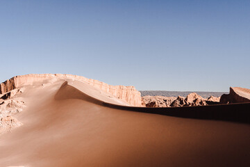 San Pedro de Atacama es una ciudad ubicada en una alta meseta árida en la Cordillera de los Andes del noreste chileno. Su espectacular paisaje circundante incluye desierto, salares, volcanes, géiseres