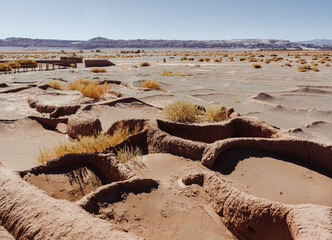 San Pedro de Atacama es una ciudad ubicada en una alta meseta árida en la Cordillera de los Andes del noreste chileno. Su espectacular paisaje circundante incluye desierto, salares, volcanes, géiseres