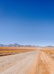 Paisajes de San Pedro de atacama, caracterizado por colores tierra propios del desierto, cultura indígena, diversidad de accidentes geográficos, turismo.