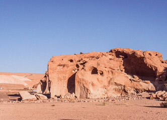 Paisajes de San Pedro de atacama, caracterizado por colores tierra propios del desierto, cultura indígena, diversidad de accidentes geográficos, turismo.