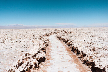 Paisajes de San Pedro de atacama, caracterizado por colores tierra propios del desierto, cultura indígena, diversidad de accidentes geográficos, turismo.