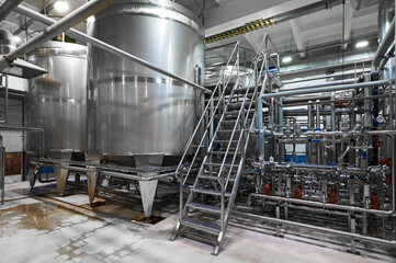 Tanks and pipeline system for fermented milk products making