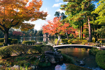 紅葉の兼六園の虹橋と徽軫灯籠