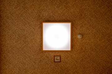 天井に設置された正方形の照明器具