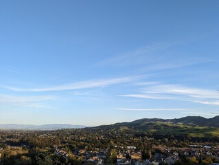 Obraz premium city of east San Francisco bay, San Ramon landscape with mountains and clouds, green hills visible in the foreground; San Francisco Bay Area, California 