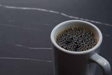 淹れたてのコーヒーが入ったマグカップ