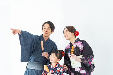 浴衣を着た日本人親子