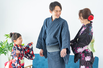 浴衣を着た日本人親子