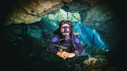 Fototapeta na wymiar amazing photo of scuba diver in a cave in a cenote