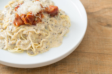 spaghetti with truffle cream sauce and mushroom