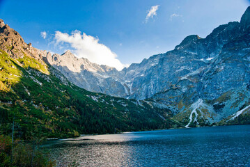 Tatry, Dolina pięciu stawów, góry skaliste, drzewa © Szymon