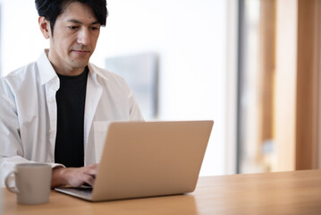 Fototapeta premium 自宅で仕事をする日本人男性