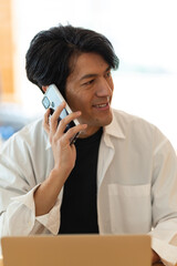 仕事の電話をする日本人男性