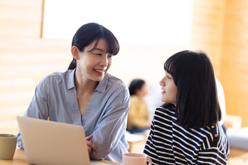 笑顔で会話をする親子