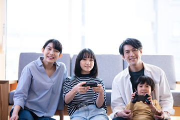 ゲームを楽しむ家族