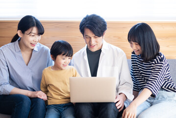 Fototapeta premium パソコンを見る家族