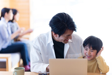 パソコンを子供に教える父