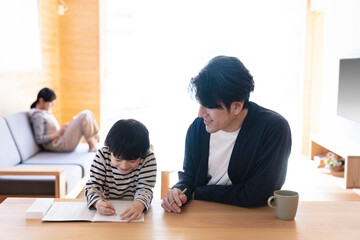 勉強をする男の子と教える父親