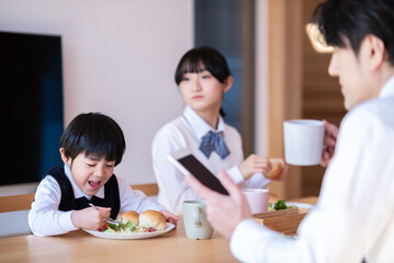 Obraz na płótnie Canvas 朝ごはんを食べる家族