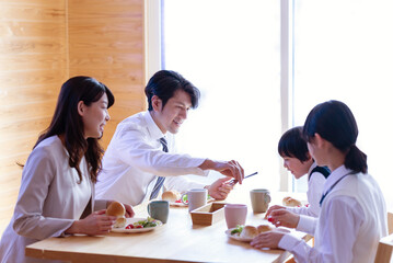 朝ごはんを食べる家族