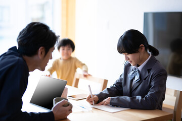 Fototapeta premium 娘の宿題を見る父