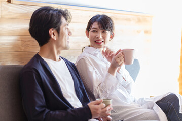 ソファで談笑する夫婦