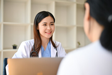 Obraz premium Professional Asian female doctor consults on a medical treatment plan with a patient