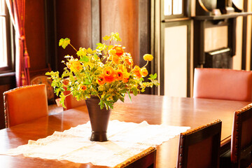 洋館のテーブルと花