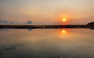 Fototapeta na wymiar Sunrise at the beach with reflection