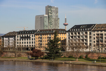 Frankfurt am Main; Mainufer an der Schönen Aussicht mit Europaturm