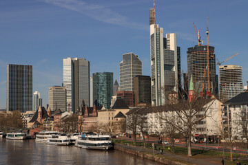 Obraz premium Frankfurt am Main; Blick von der Alten Brücke auf Mainkai und Skyline im April 2023