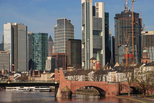 Bauboom in Frankfurt am Main; Blick von der Ignatz-Bubis-Br&uuml;cke im April 2023
