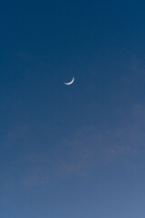Mond und Sztern am Abendhimmel