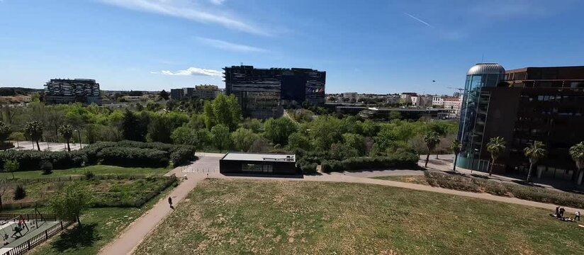 Survol de Montpellier en drone FPV, fontaine du bassin Jacques Coeur.